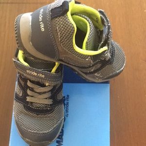 Stride rite made 2 play 8M toddler boys